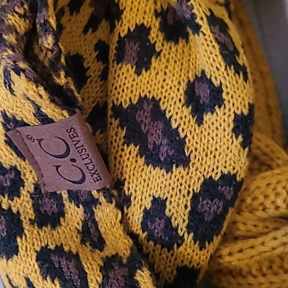CC Exclusive infinity scarf - Picture 3 of 3
